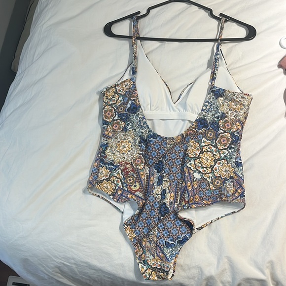 Luxury swimwear - Picture 2 of 3